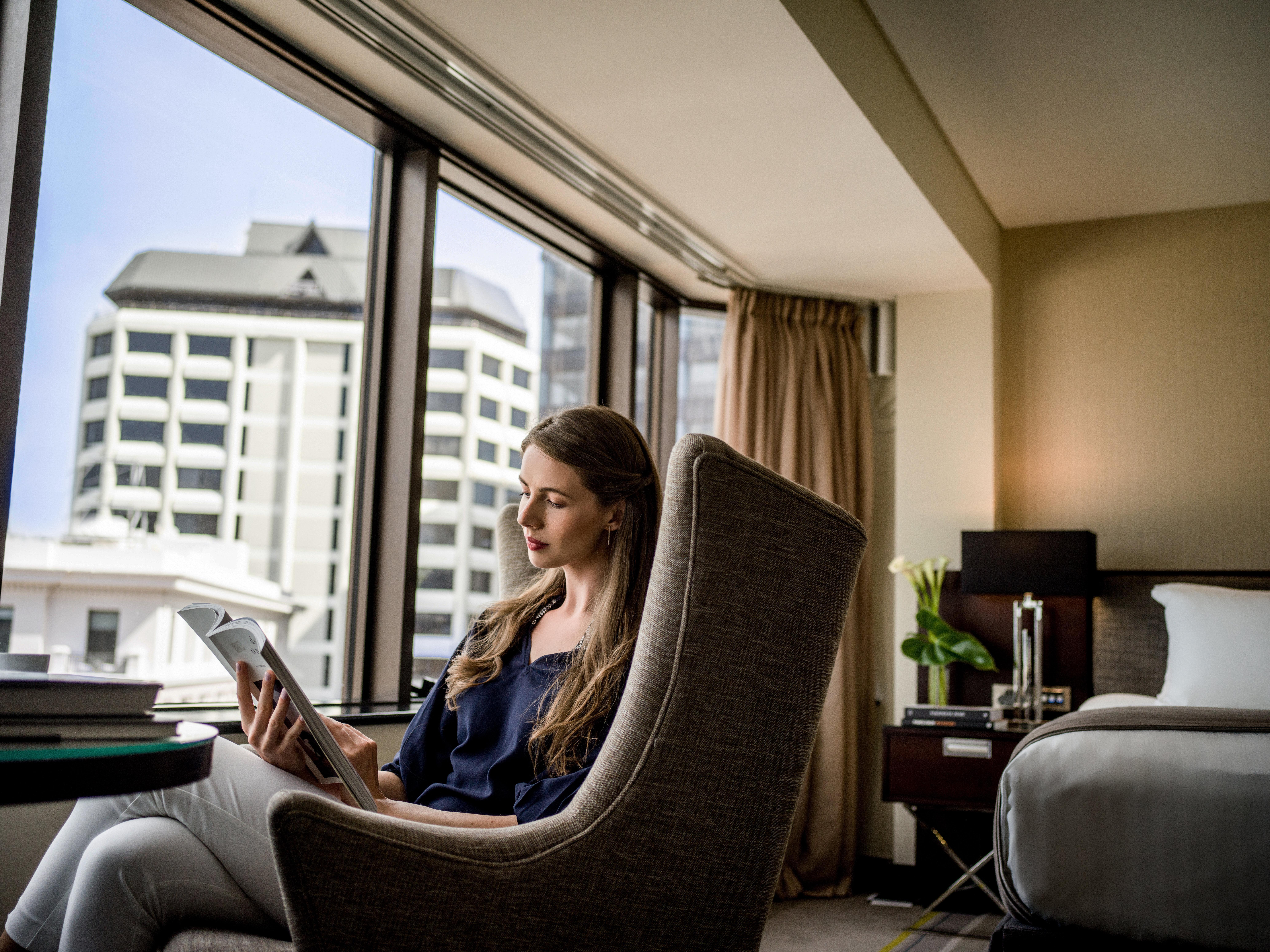 Intercontinental Wellington By Ihg Otel Dış mekan fotoğraf A guest using a tablet in a room at the hotel