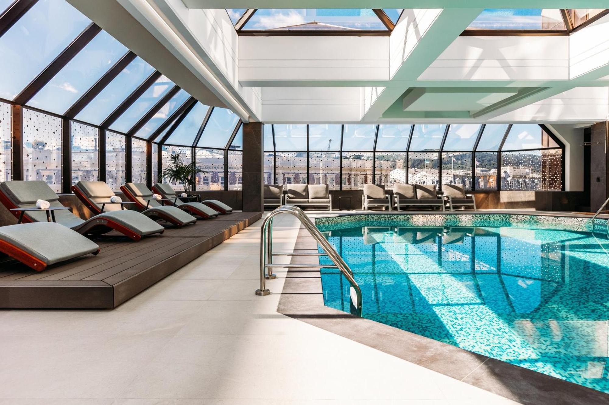 Intercontinental Wellington By Ihg Otel Dış mekan fotoğraf The pool at the 1018